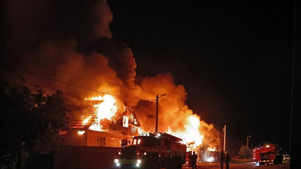 В Самарской области сгорели два частных дома, гаражи и 4 автомобиля 