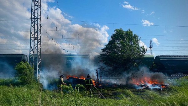 Пылающие пути: под Самарой на железной дороге загорелись шпалы