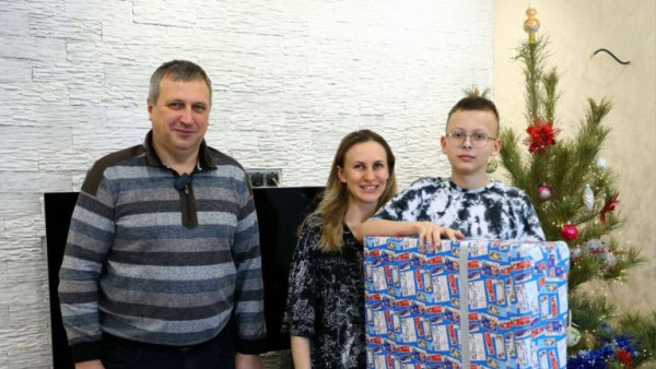 И. Носков вручил подарок участнику Всероссийской Ёлки желаний
