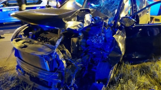Под Самарой внедорожник снес металлический столб, пострадали двое