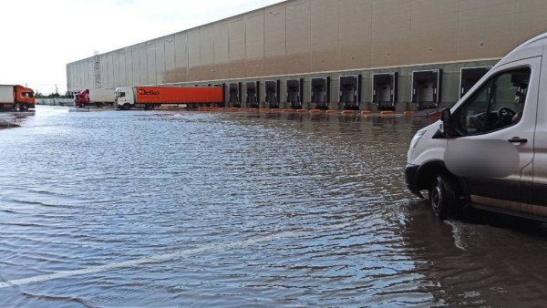 Логистический центр под Самарой ушел под воду после ливня стеной