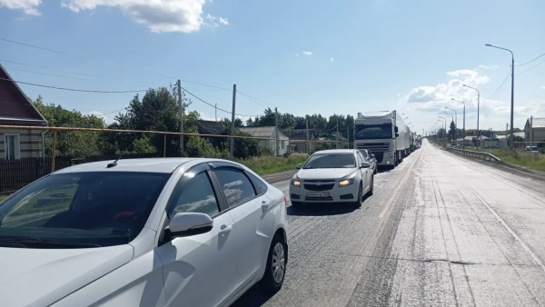На трассе М-5 «Урал» в Самарской области автомобили застряли в пробке 6 июля