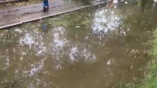 Двор в Самаре затопило канализационными стоками