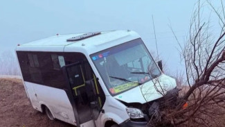 Рейсовая маршрутка съехала в кювет с 11 пассажирами в Самарской области 3 апреля