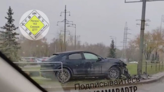 В Самаре иномарка Porsche премиум-класса разбилась на Ново-Садовой 