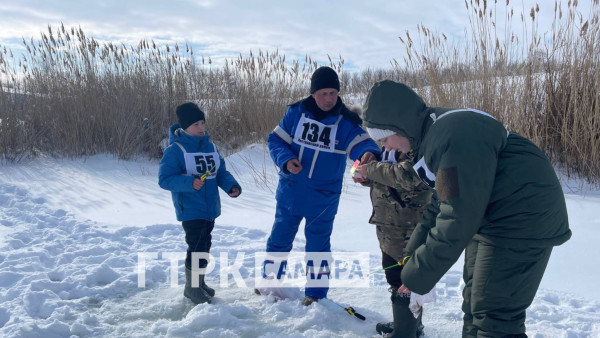 Появились кадры массовой рыбалки на льду под Самарой