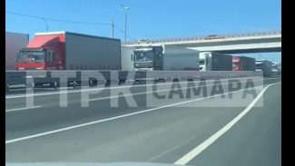 В Самарской области полностью закрыли движение на трассе М-5 для фур