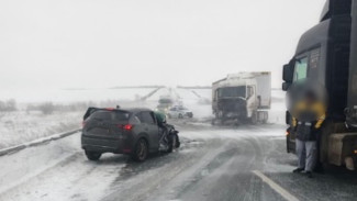 Грузовик лоб в лоб столкнулся с Mazda CX-5 в Самарской области