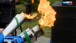 В Красном Яру на мемориале Воину Освободителю зажгли вечный огонь