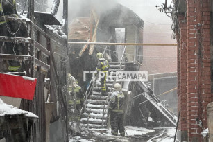 Появились кадры с места пожара в центре Самары 4 января 2026 года
