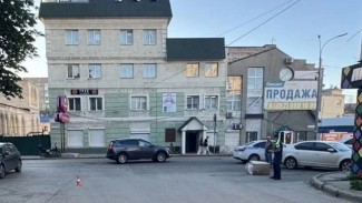 Kia Rio сбил 32-летнюю женщину во дворе на Революционной в Самаре