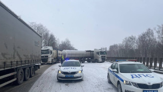 Автоцистерна заблокировала трассу М-5 под Самарой