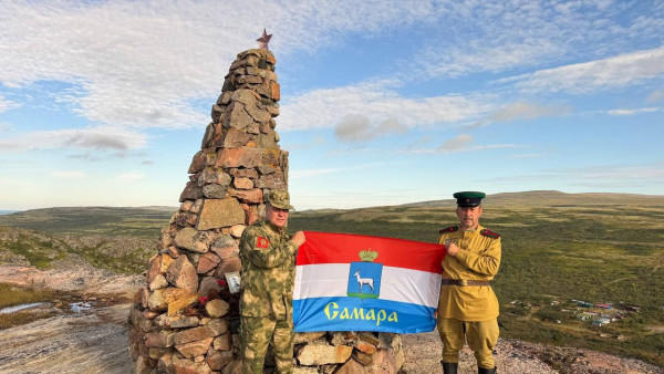 На вершине хребта Муста-Тунтури в Заполярье установили флаг Самары