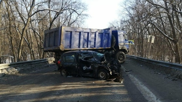 В Самарской области в страшном ДТП с грузовиком пострадали два человека