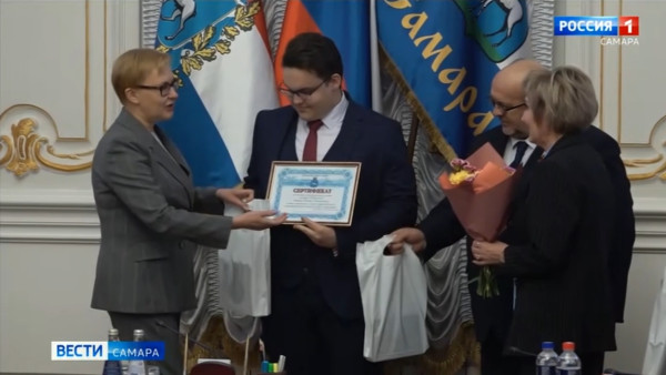 Сертификаты на единовременное пособие и памятные подарки: В Администрации города чествовали выпускников из числа детей-сирот