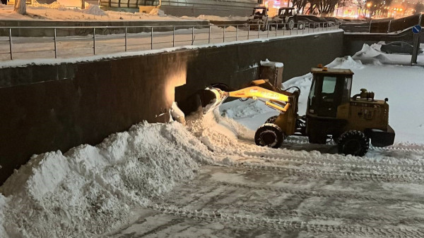 На дорогах и тротуарах Самары устраняют последствия снегопада 4 января