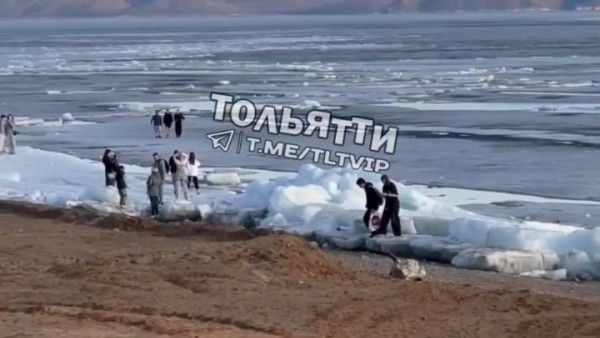 «Смертельная прогулка»: в Тольятти подростки гуляли на льдинах 