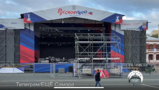 В Самаре монтируют огромную сцену на площади Куйбышева