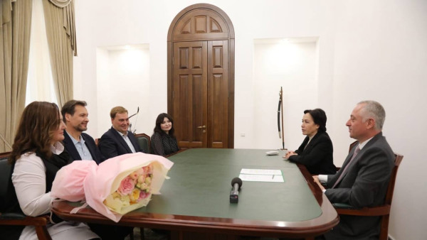 Президент Абхазии Бандра Гунба встретился с художественным руководителем и главным дирижером Шостакович Опера Балет Евгением Хохловым