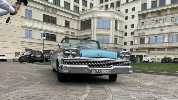 Призрак из 1959 года: в Самаре на улице случайно припарковали редчайший "Ford Fairlane 500"