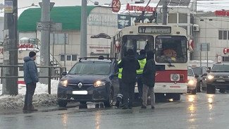 Атаковал сзади: в Самаре троллейбус догнал легковушку и остановил Московское шоссе