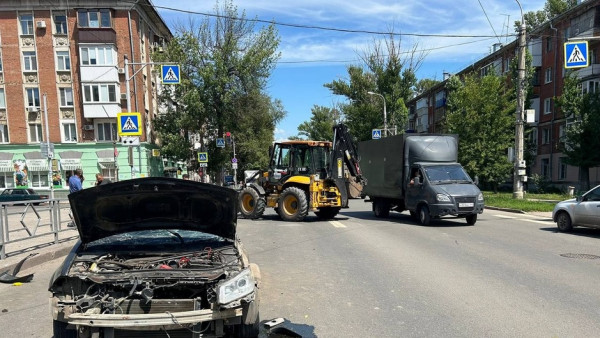 Водитель Renault пострадал в ДТП с трактором на ул. Ново-Вокзальной в Самаре