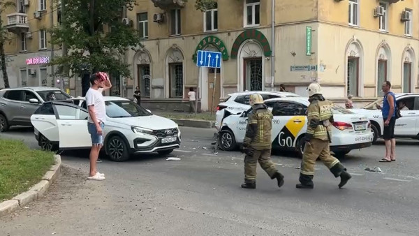 Автомобиль такси разбился в ДТП на перекрестке в Самаре