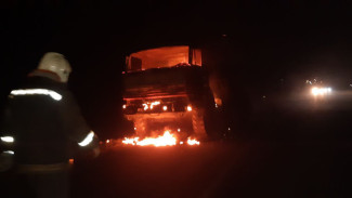 КАМАЗ сгорел на трассе под Самарой утром 8 декабря