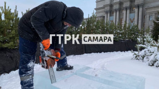 На площади Куйбышева в Самаре начали строить ледовый городок