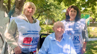 Почетные граждане Самарской области проголосовали на избирательных участках и на дому