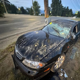 В Тольятти 22-летний водитель опрокинул Nissan на опору освещения