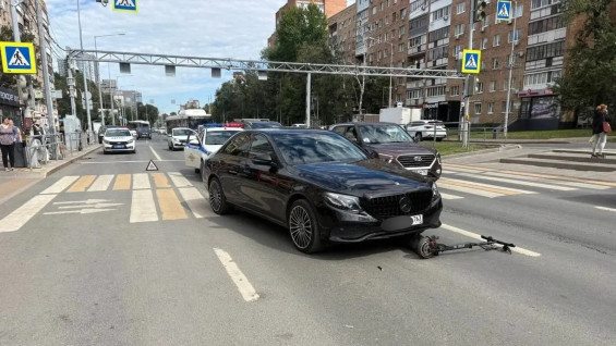 В Самаре Mercedes-Benz сбил 10-летнего ребенка на электросамокате