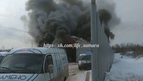 Вой сирен и столб черного дыма. В Самаре 26 февраля загорелся склад на Олимпийской