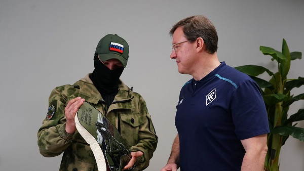 Самарский боец СВО подарил Дмитрию Азарову картину, сделанную  на обломке ракеты комплекса С-400 