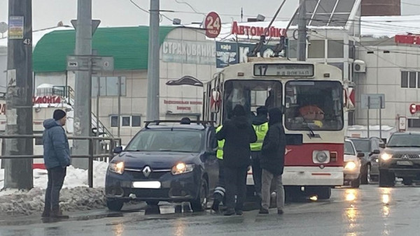 Атаковал сзади: в Самаре троллейбус догнал легковушку и остановил Московское шоссе