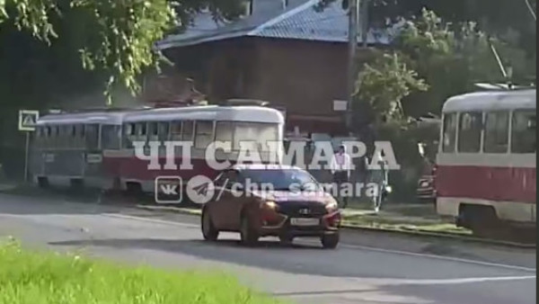 В Самаре на ул. Ставропольской загорелся трамвай №13