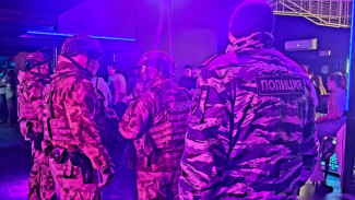 Появилось видео облавы полиции и ОМОН в самарском увеселительном заведении 