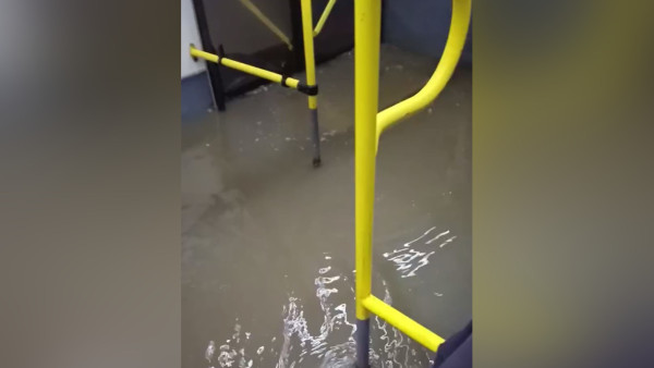 Под Самарой автобус с пассажирами ушел под воду