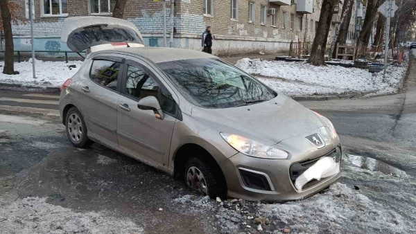 В Самаре автомобиль провалился в яму, размеры которой поражают