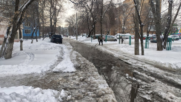 В Самаре на проспекте Кирова ликвидируют крупную коммунальную аварию