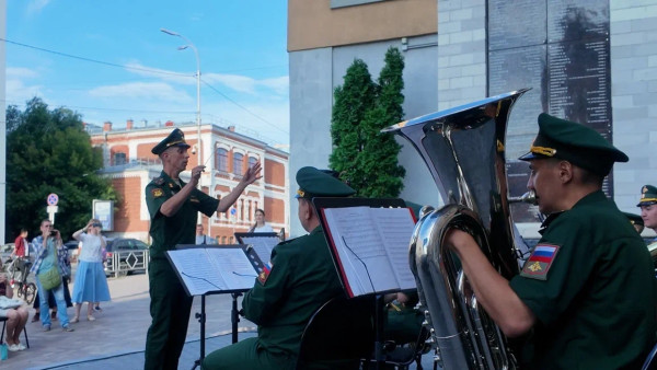 В Самаре военный оркестр из гвардейского мотострелкового полка ЦВО устроил концерт