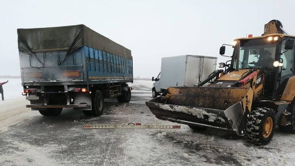 В Самарской области на М-5 трактор от удара грузовика отлетел в «ГАЗель» и пешехода