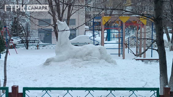 В Самаре в канун Китайского Нового года слепили статую лошади из снега