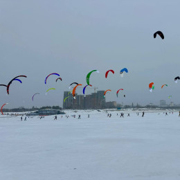 Завораживающее зрелище: в Тольятти проходит чемпионат России по сноукайтингу 
