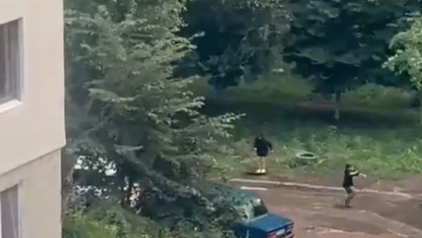 В Самаре две девочки едва не свалились в канализационный колодец, затеяв игры с крышкой