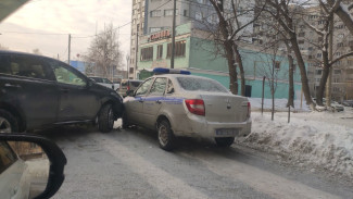 Из-за ДТП с машиной полиции в Самаре улица Тихвинская оказалась перекрыта