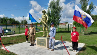 В День ветеранов боевых действий в Большеглушицком районе открыли два памятника воинам спецоперации