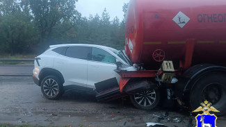 В Самарской области водитель кроссовера попал в больницу после ДТП с фурой