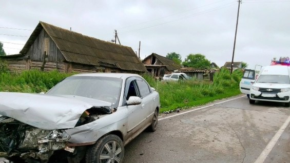 В Самарской области ВАЗ 2112 после ДТП отбросило на частные строения
