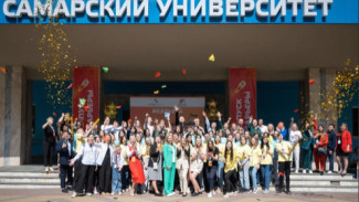 Китайские студенты объедаются в Самаре мороженым